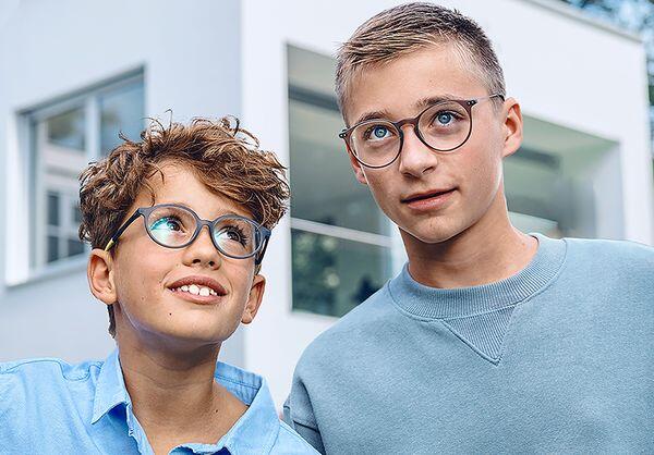 két gyermek Zeiss smartlife young szemüvegben
